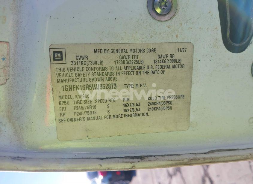 Photo 9 of 1998 Chevrolet Suburban 1500 (VIN 1GNFK16R5WJ352873)