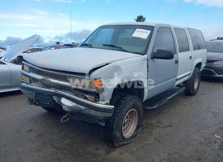 Photo 2 of 1999 Chevrolet Suburban 1500 LT (VIN 1GNFK16R5XJ499180)