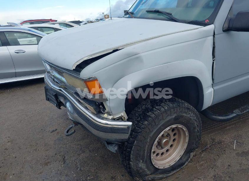 Photo 6 of 1999 Chevrolet Suburban 1500 LT (VIN 1GNFK16R5XJ499180)