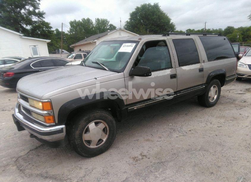 Photo 2 of 1999 Chevrolet Suburban 1500 LT (VIN 1GNFK16R8XJ305788)