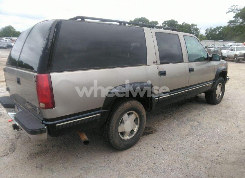 Photo 4 of 1999 Chevrolet Suburban 1500 LT (VIN 1GNFK16R8XJ305788)