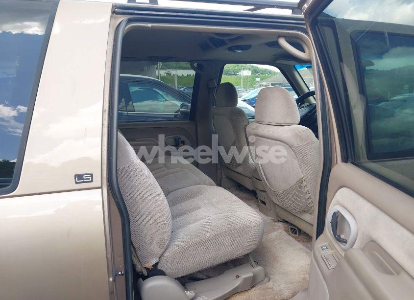 Photo 8 of 1996 Chevrolet Suburban K1500 (VIN 1GNFK16R9TJ326563)