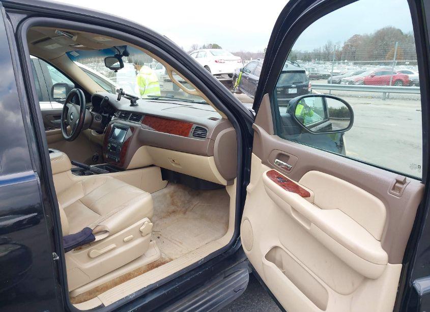 Photo 5 of 2009 Chevrolet Suburban 1500 LT2 (VIN 1GNFK26329R268369)