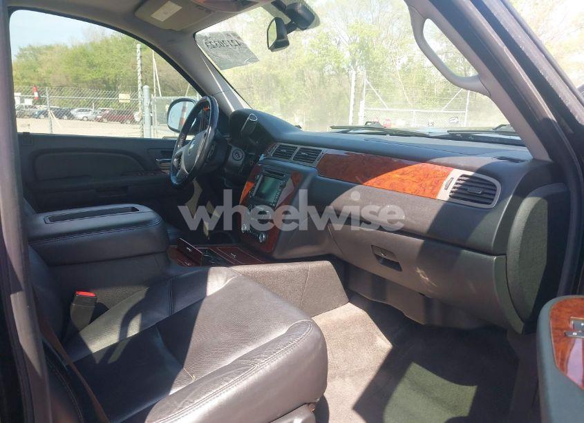 Photo 5 of 2009 Chevrolet Suburban 1500 LTZ (VIN 1GNFK36359R219818)