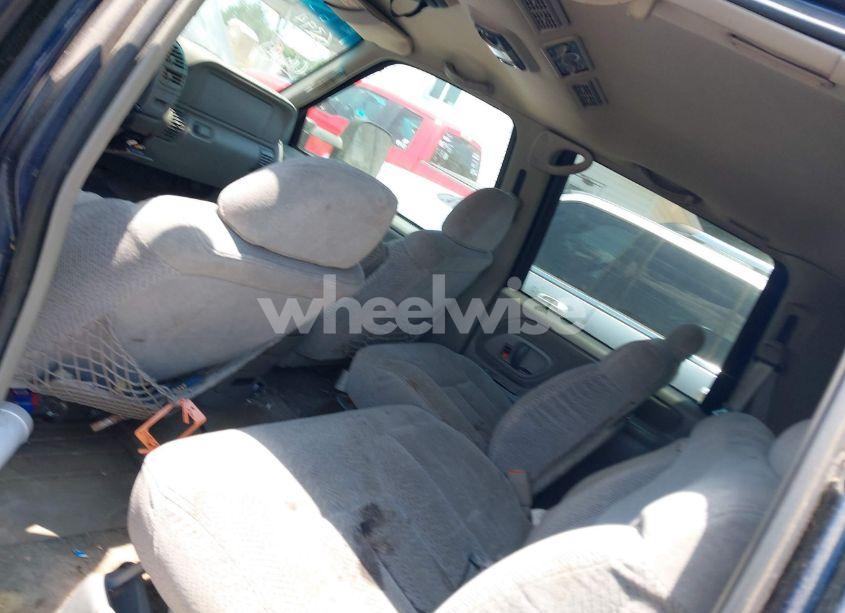 Photo 8 of 1998 Chevrolet Suburban 2500 (VIN 1GNGC26J1WJ318754)