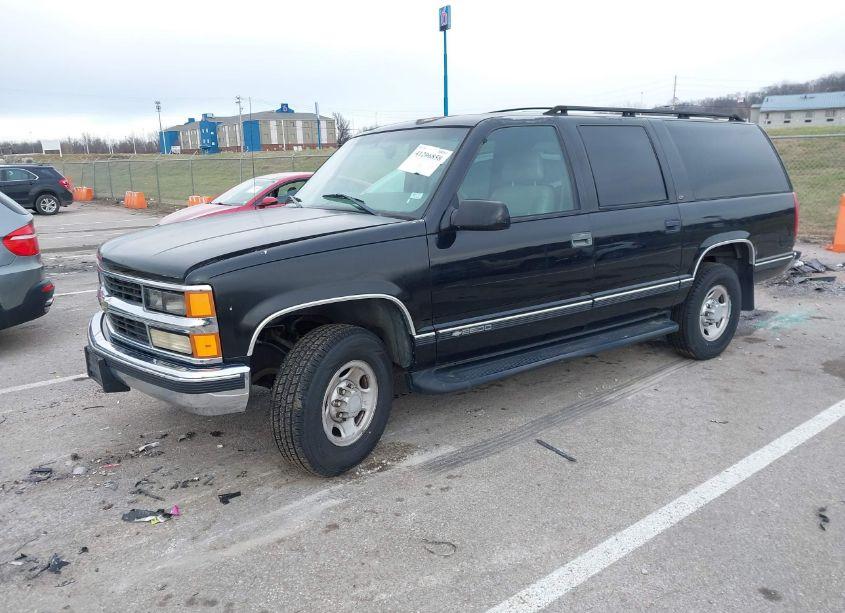 Photo 2 of 1999 Chevrolet Suburban 2500 (VIN 1GNGC26J6XJ326222)