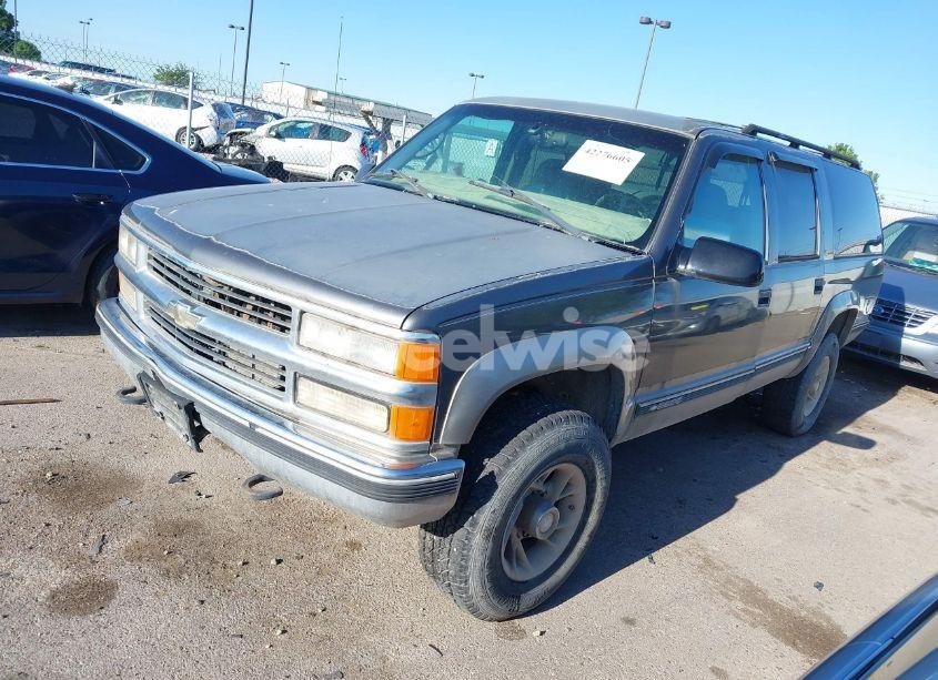 Photo 2 of 1999 Chevrolet Suburban 2500 (VIN 1GNGK26J0XJ455009)