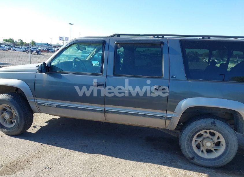 Photo 6 of 1999 Chevrolet Suburban 2500 (VIN 1GNGK26J0XJ455009)