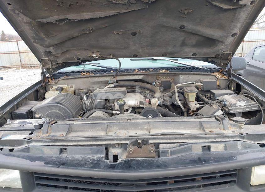 Photo 10 of 1999 Chevrolet Suburban 2500 (VIN 1GNGK26J3XJ425843)