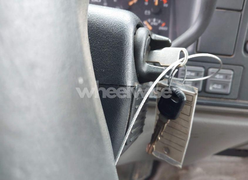 Photo 11 of 1999 Chevrolet Suburban 2500 (VIN 1GNGK26J3XJ425843)