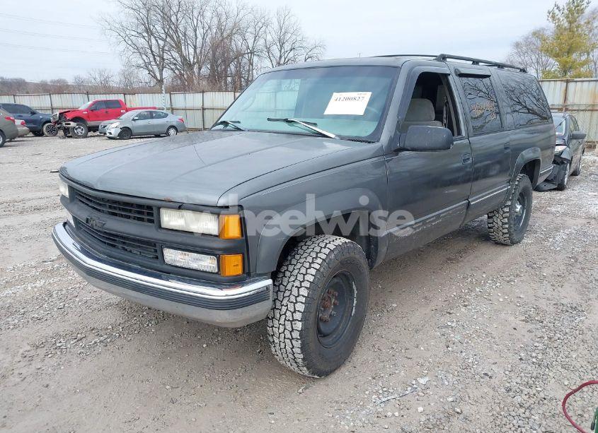 Photo 2 of 1999 Chevrolet Suburban 2500 (VIN 1GNGK26J3XJ425843)