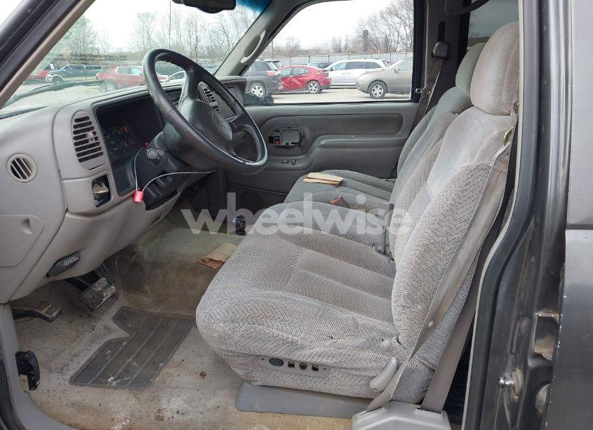 Photo 5 of 1999 Chevrolet Suburban 2500 (VIN 1GNGK26J3XJ425843)