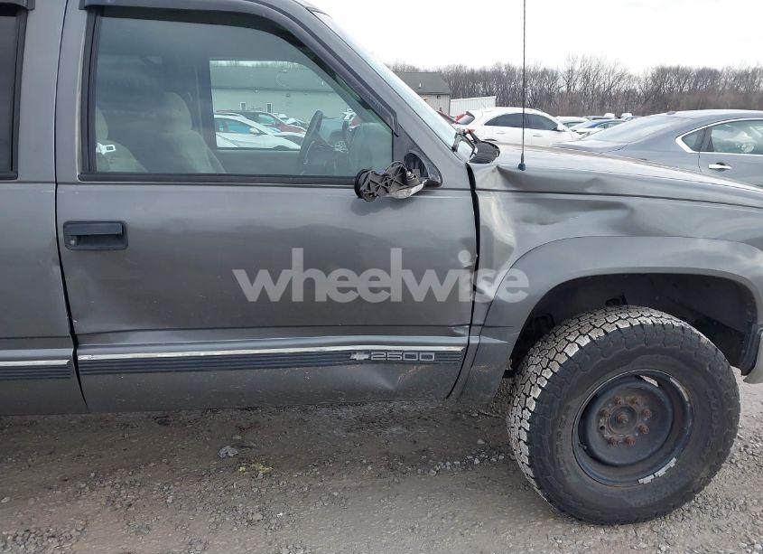 Photo 6 of 1999 Chevrolet Suburban 2500 (VIN 1GNGK26J3XJ425843)