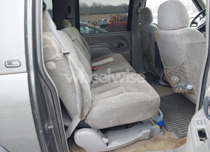 Photo 8 of 1999 Chevrolet Suburban 2500 (VIN 1GNGK26J3XJ425843)