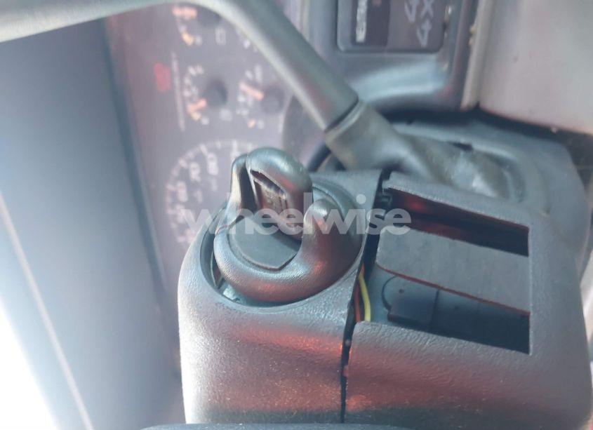 Photo 10 of 1999 Chevrolet Suburban 2500 (VIN 1GNGK26J8XJ377255)