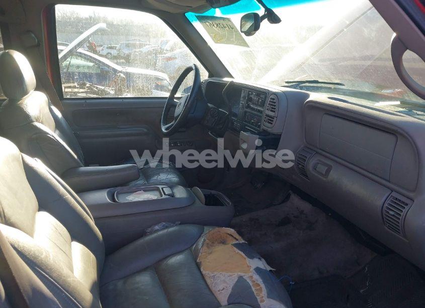 Photo 4 of 1999 Chevrolet Suburban 2500 (VIN 1GNGK26J8XJ377255)
