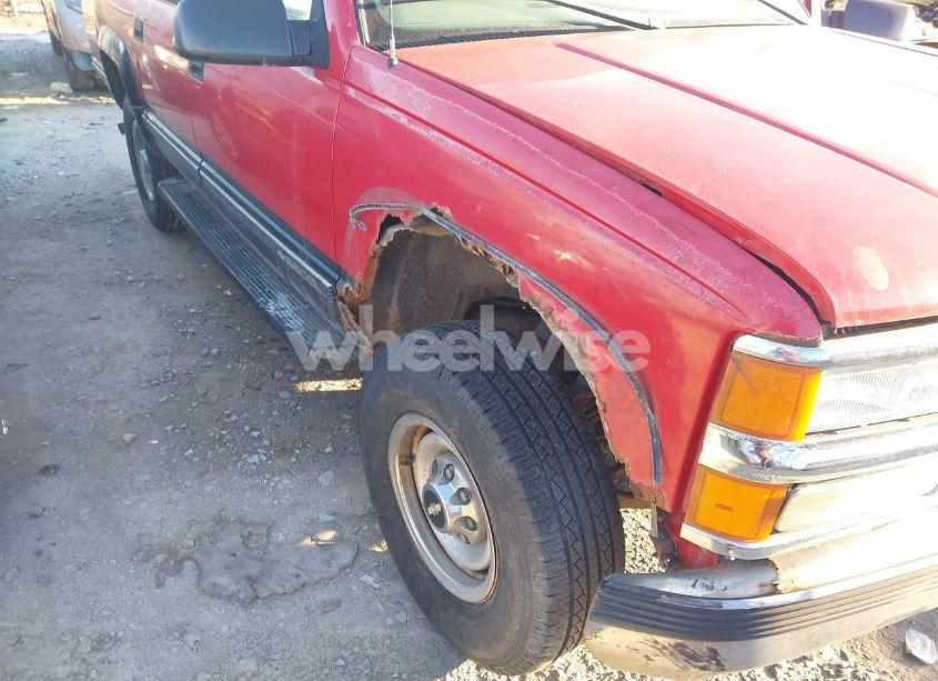 Photo 5 of 1999 Chevrolet Suburban 2500 (VIN 1GNGK26J8XJ377255)