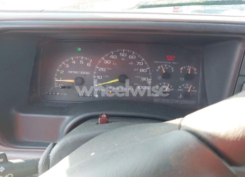 Photo 6 of 1999 Chevrolet Suburban 2500 (VIN 1GNGK26J8XJ377255)