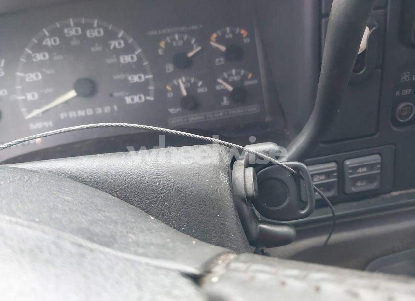 Photo 13 of 1999 Chevrolet Suburban 2500 (VIN 1GNGK26J9XJ481401)