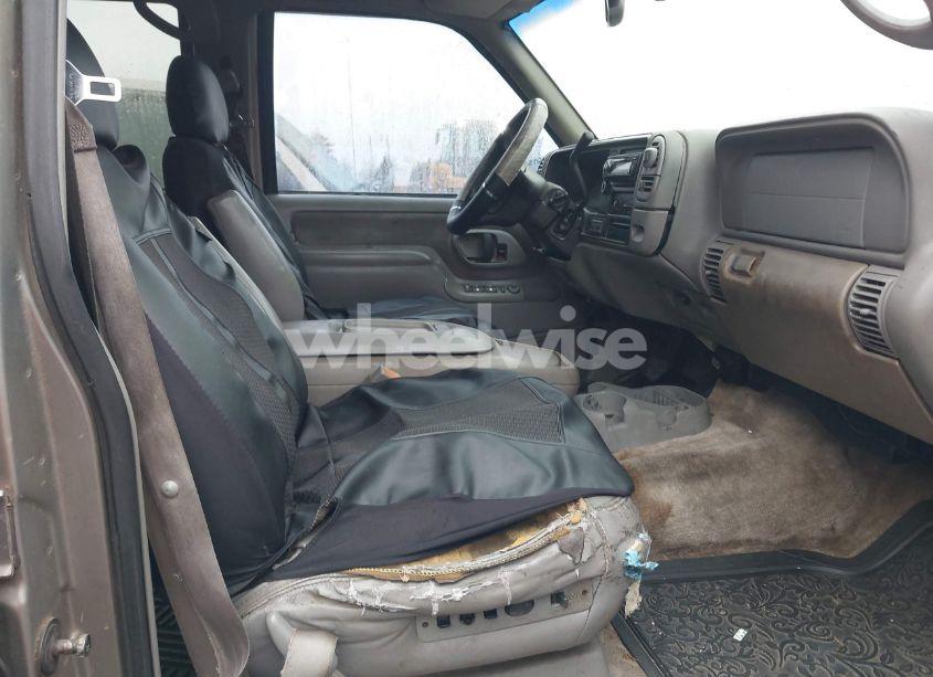 Photo 5 of 1999 Chevrolet Suburban 2500 (VIN 1GNGK26J9XJ481401)