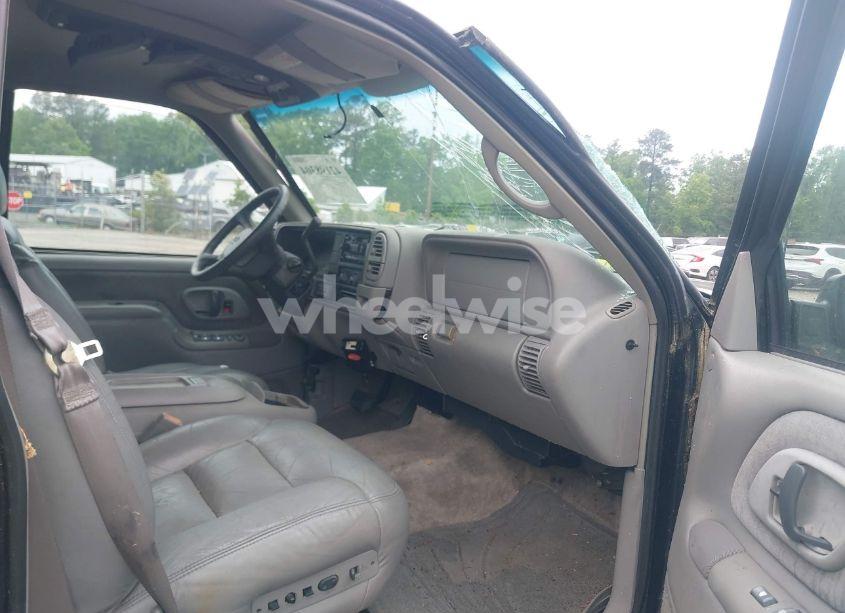 Photo 5 of 1999 Chevrolet Suburban 2500 (VIN 1GNGK26JXXJ454336)