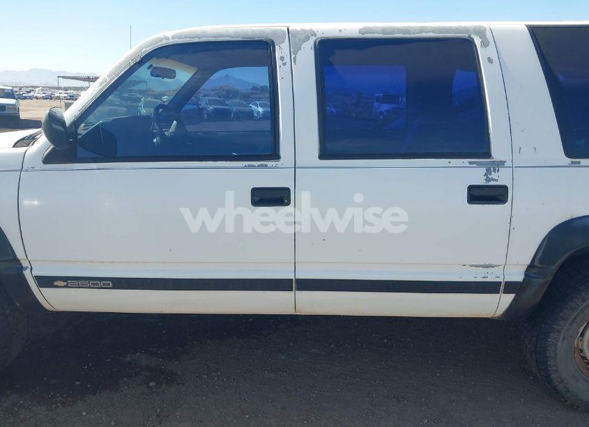 Photo 14 of 1993 Chevrolet Suburban K2500 (VIN 1GNGK26KXPJ307796)