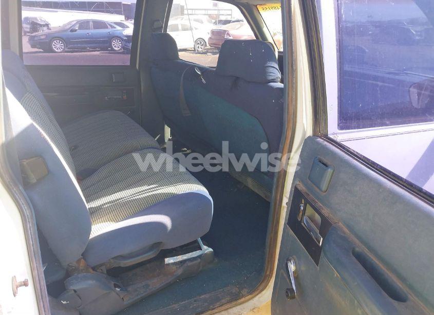 Photo 8 of 1993 Chevrolet Suburban K2500 (VIN 1GNGK26KXPJ307796)