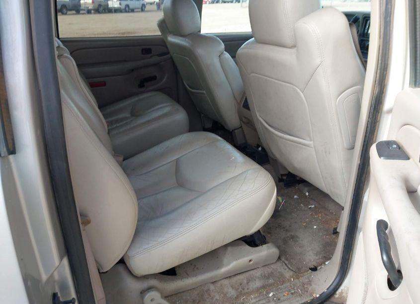Photo 8 of 2004 Chevrolet Suburban 2500 LT (VIN 1GNGK26U44R167372)