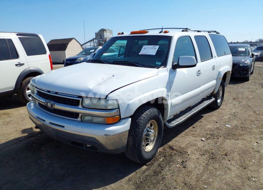 Photo 2 of 2004 Chevrolet Suburban 2500 LT (VIN 1GNGK26U54R157174)