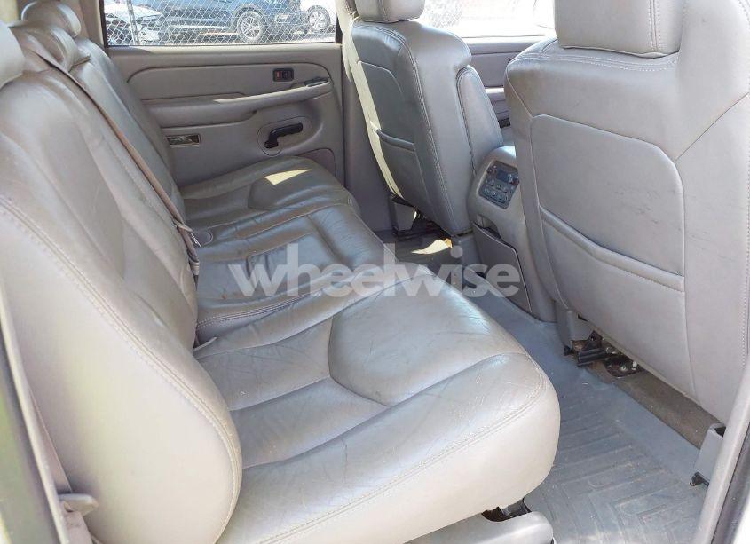 Photo 8 of 2004 Chevrolet Suburban 2500 LT (VIN 1GNGK26U54R157174)