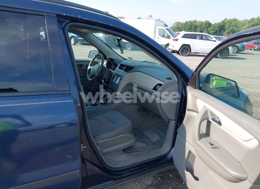 Photo 5 of 2016 Chevrolet Traverse LS (VIN 1GNKRFKDXGJ182996)