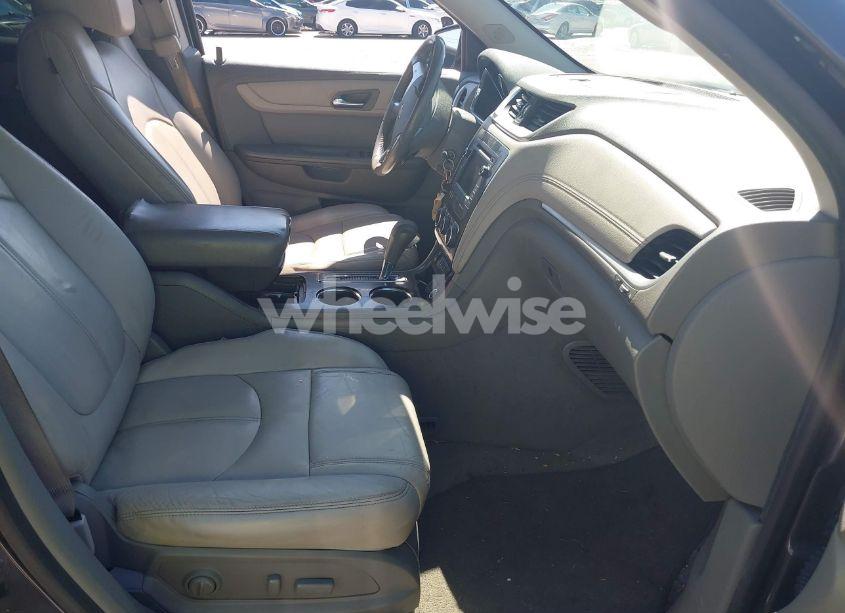 Photo 5 of 2015 Chevrolet Traverse 2LT (VIN 1GNKRHKD2FJ262139)