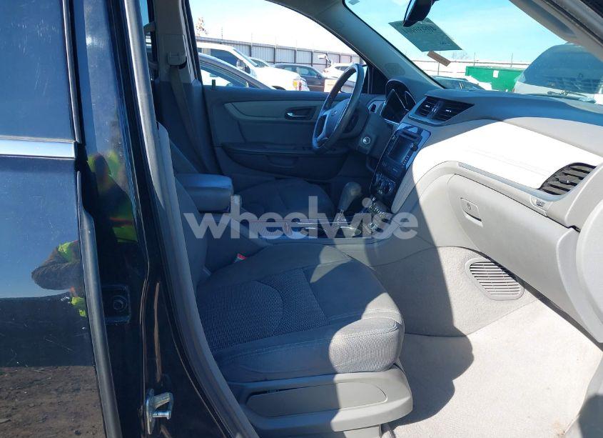 Photo 5 of 2017 Chevrolet Traverse 2LT (VIN 1GNKRHKD3HJ111605)