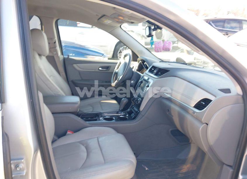 Photo 5 of 2017 Chevrolet Traverse 2LT (VIN 1GNKRHKD4HJ196163)