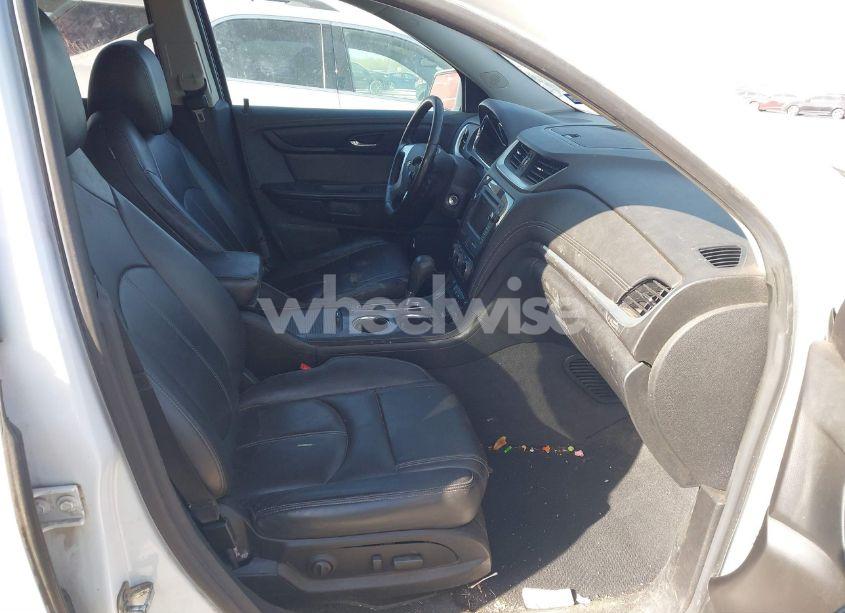 Photo 5 of 2017 Chevrolet Traverse 2LT (VIN 1GNKRHKD5HJ341050)