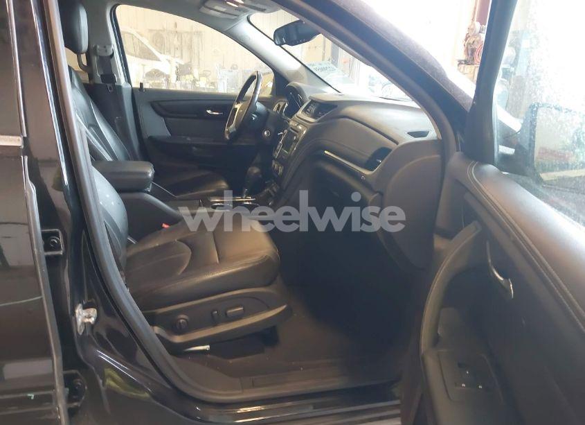 Photo 5 of 2017 Chevrolet Traverse 2LT (VIN 1GNKRHKDXHJ277247)