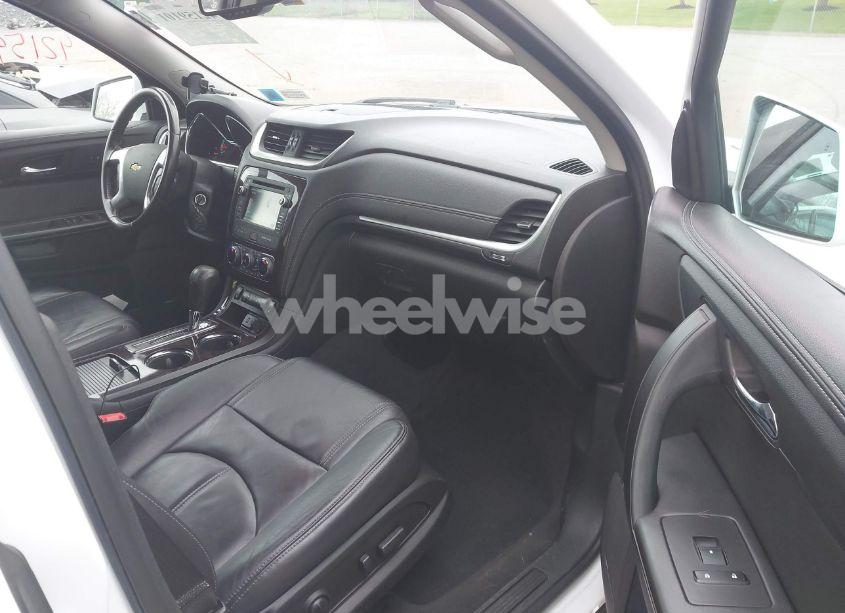 Photo 5 of 2017 Chevrolet Traverse 2LT (VIN 1GNKVHKD8HJ181502)