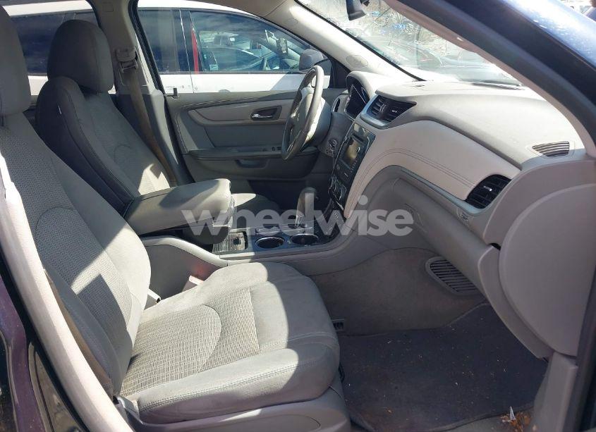 Photo 5 of 2017 Chevrolet Traverse 2LT (VIN 1GNKVHKDXHJ173627)