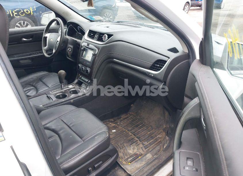 Photo 5 of 2017 Chevrolet Traverse 2LT (VIN 1GNKVHKDXHJ176530)