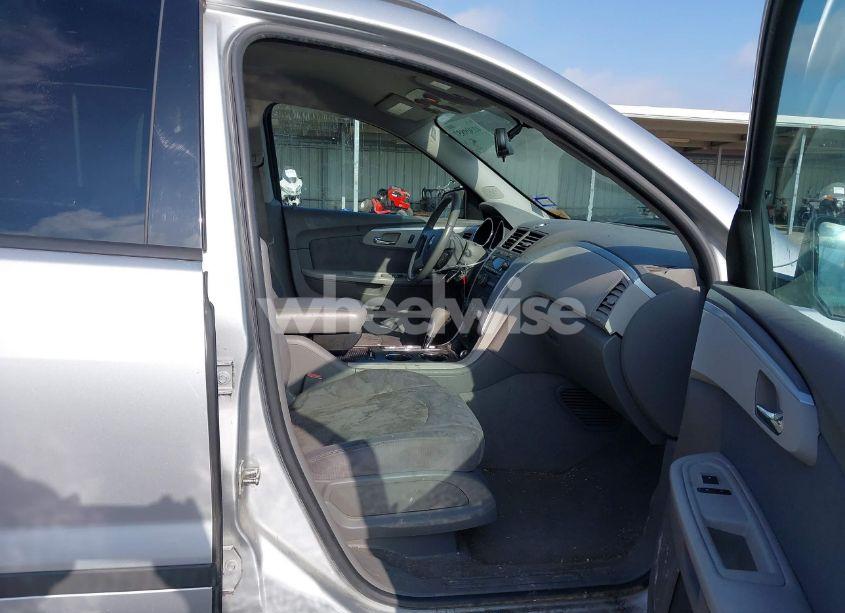 Photo 5 of 2010 Chevrolet Traverse LS (VIN 1GNLREED2AJ222490)