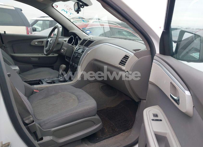 Photo 5 of 2010 Chevrolet Traverse LS (VIN 1GNLREED8AS116359)