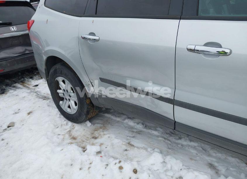 Photo 12 of 2010 Chevrolet Traverse LS (VIN 1GNLREEDXAS125421)