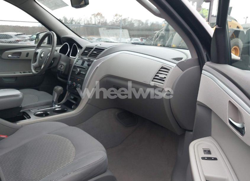 Photo 5 of 2010 Chevrolet Traverse LT (VIN 1GNLRFED0AS115616)