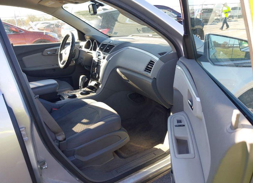 Photo 5 of 2010 Chevrolet Traverse LT (VIN 1GNLRFED1AS125765)