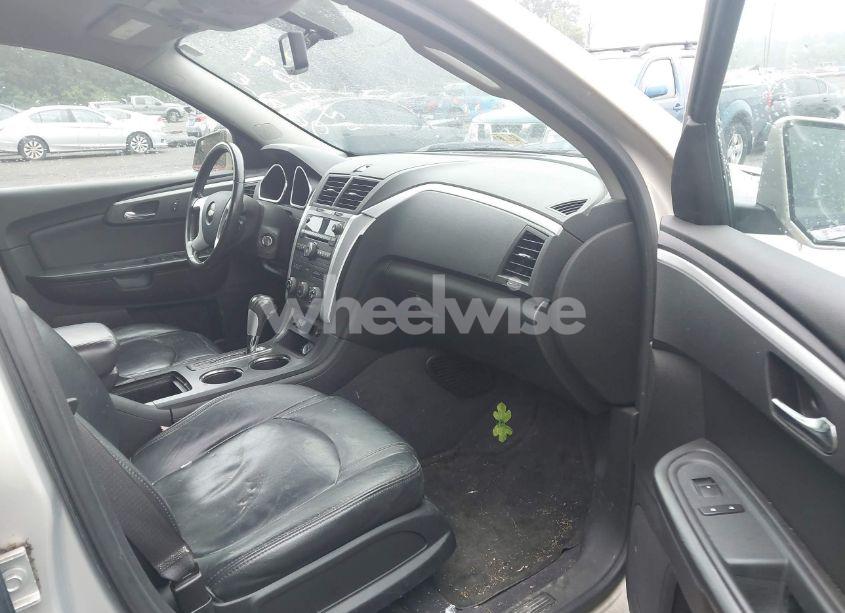 Photo 5 of 2010 Chevrolet Traverse LT (VIN 1GNLRFED1AS127709)