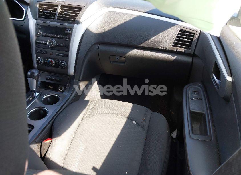 Photo 5 of 2010 Chevrolet Traverse LT (VIN 1GNLRFED1AS139729)