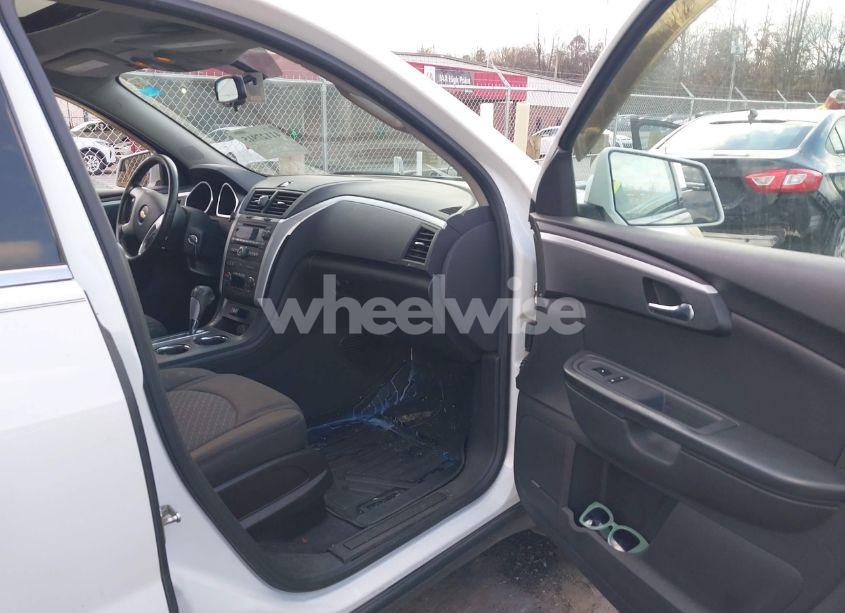 Photo 5 of 2010 Chevrolet Traverse LT (VIN 1GNLRFED3AS123371)