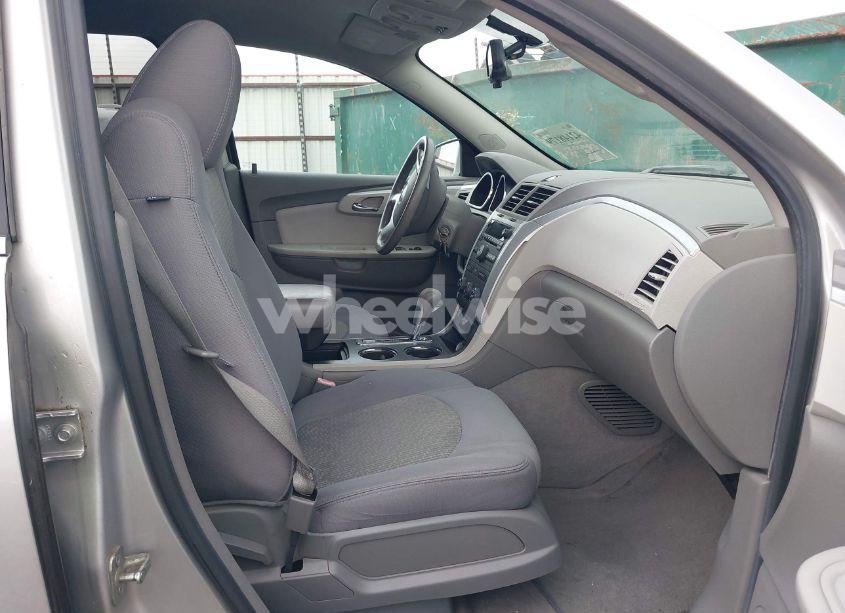 Photo 5 of 2010 Chevrolet Traverse LT (VIN 1GNLRFED4AS134038)