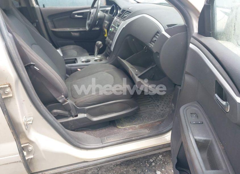 Photo 5 of 2010 Chevrolet Traverse LT (VIN 1GNLRFED6AJ261685)