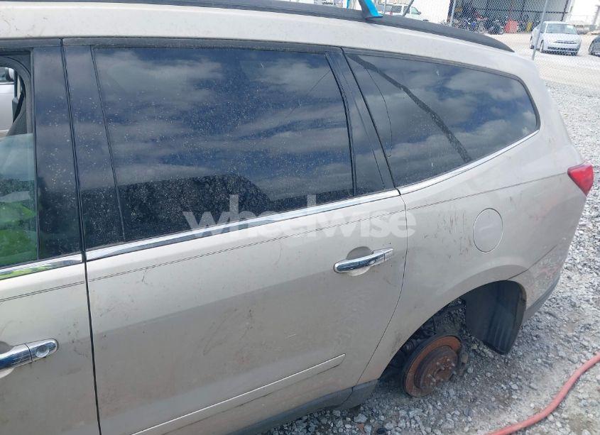 Photo 6 of 2010 Chevrolet Traverse LT (VIN 1GNLRFED6AJ261685)